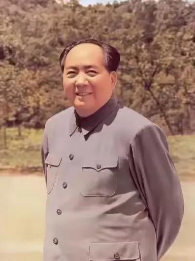 奠基立国、开天辟地，致敬伟人，您永远活在人民心中！请驻足3秒，为伟人送上一朵[