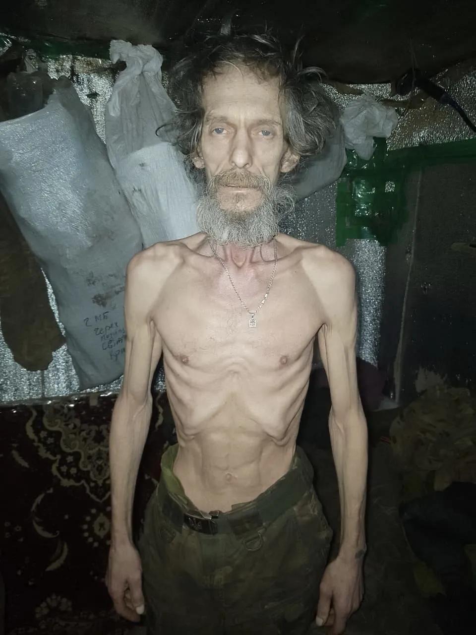 社交媒体上流出的乌军第14机械化旅第2机械化营的蹲坑士兵照片。这一看就是在战壕里