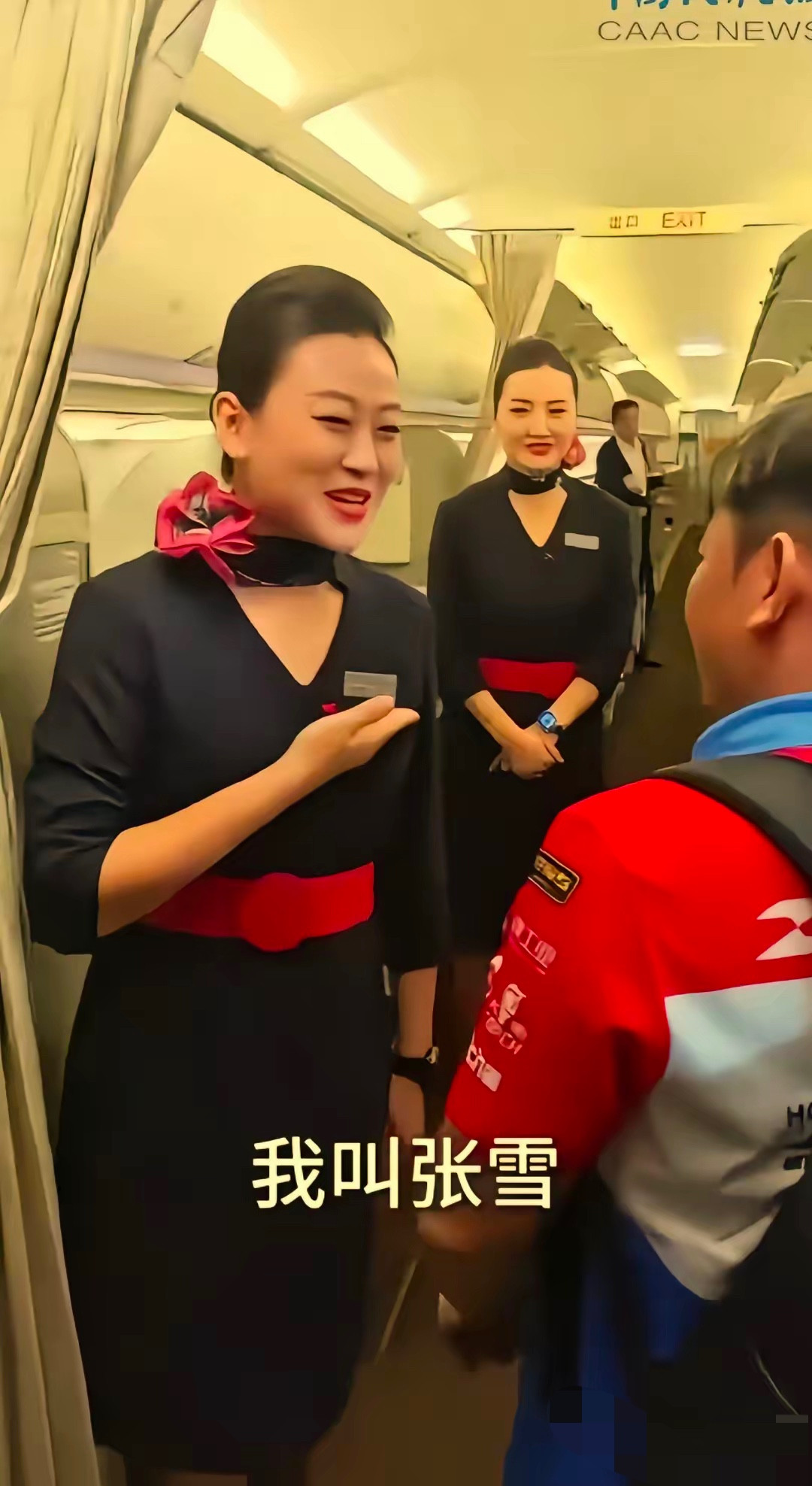 万米高空的航班上，发生了一场特别奇妙的相遇。张雪搭乘航班去上海参加摩托车赛事，
