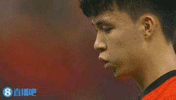 国足1-0胜利了！看到满场球迷的欢呼，突然感到有股莫名的心酸，这就是足球，这就是