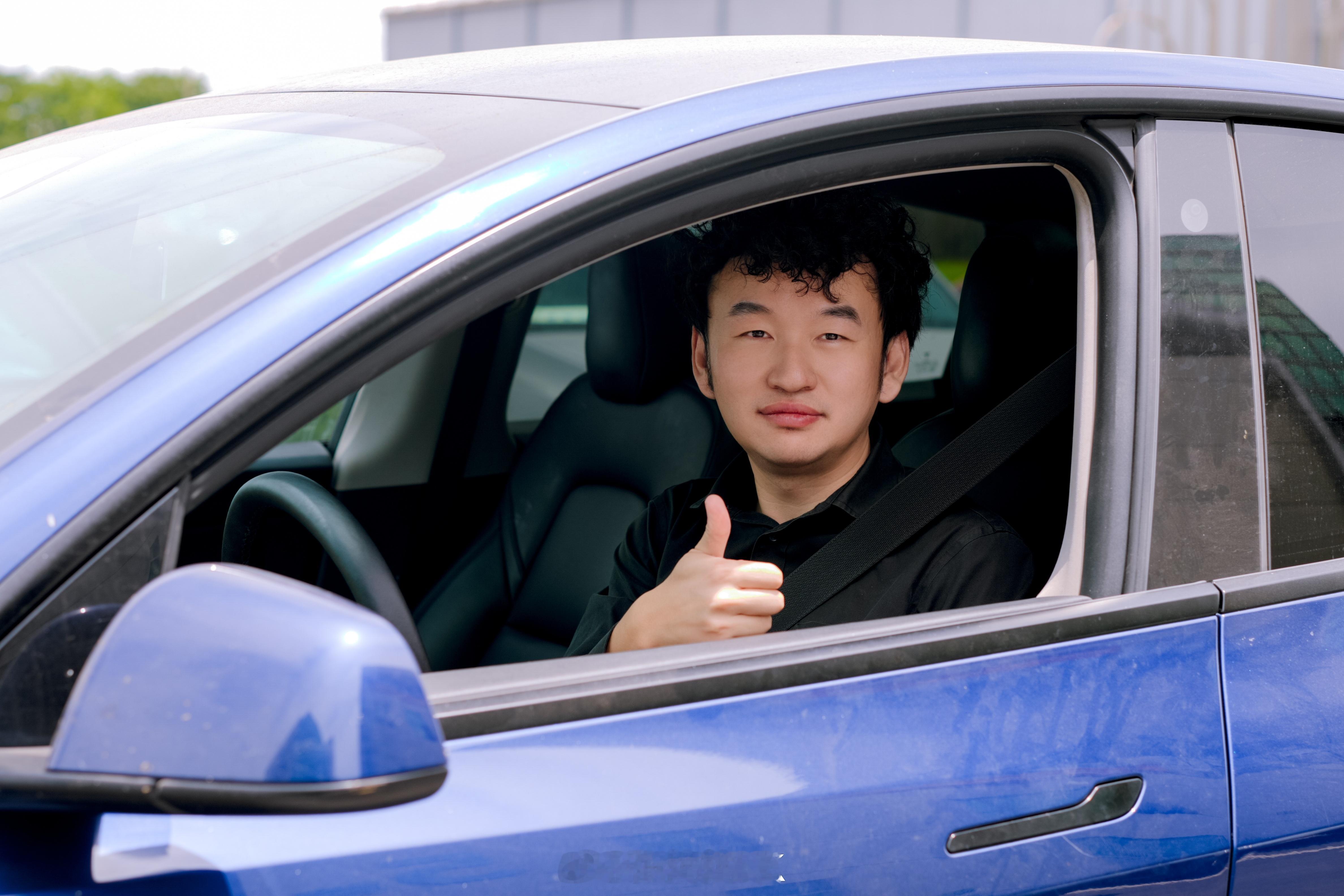 朋友的一辆ModelY长续航版，昨天开了一下，感觉不错。明明是一辆SUV，开起
