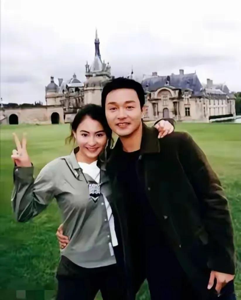 1999年法国巴黎的春日里，43岁的张国荣与19岁的张柏芝留下了一张堪称“港圈神