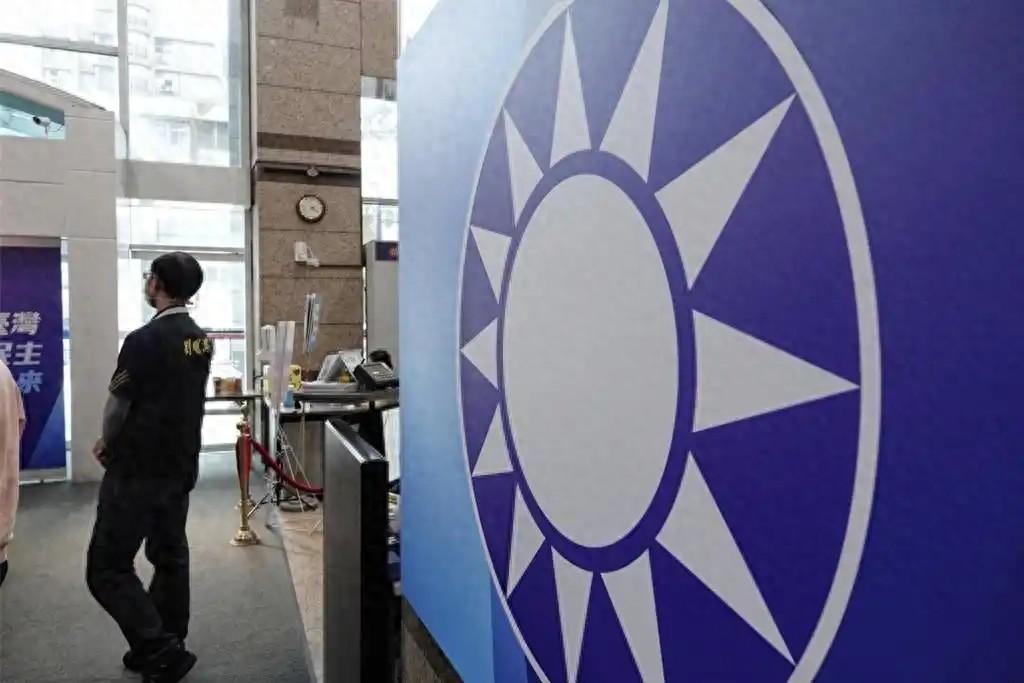 炸了！台湾岛内彻底乱了！4月13日这天，台湾政坛像被投了颗深水炸弹，整