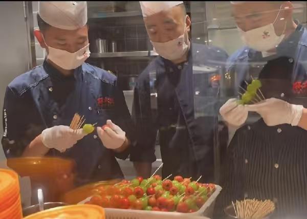 汪小菲麻六记菜是现炒的，我料到了！味是厨师现调的我也料到了！但是，我没想到，他家
