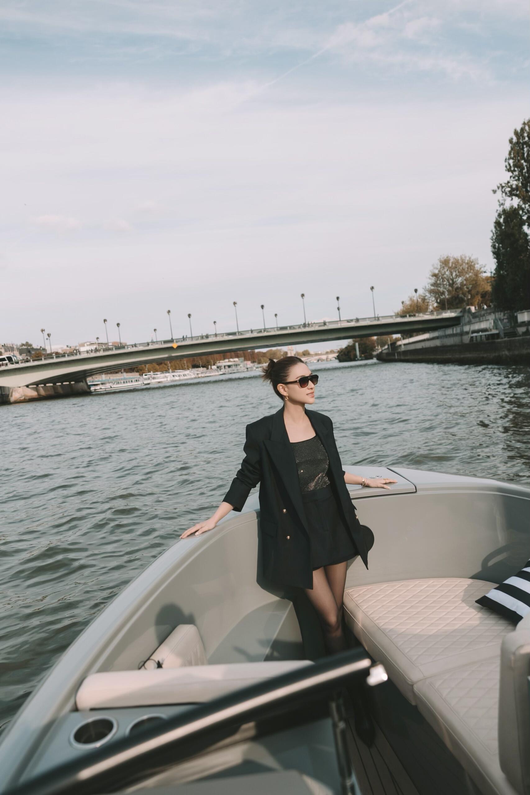 何超莲这下车姿势太飒了看完何超莲的澳门日常才发现，豪门千金的每个细节都藏着讲究