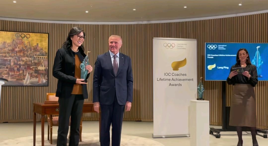 11月25日，郎平去了国际奥委会了，是去领奖了，现场领奖的画面看起来很温馨。