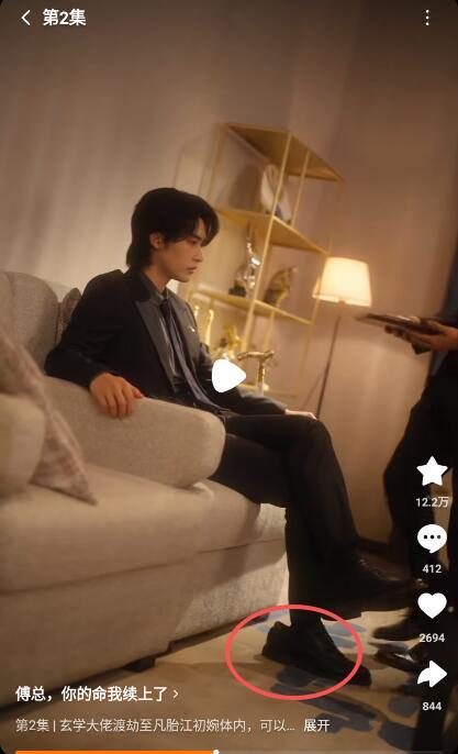 之前刷到过短剧剧组拿蛇皮袋抢演员的衣服鞋子，原来是真的