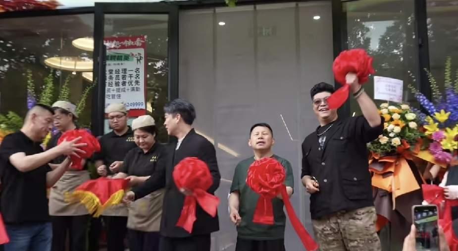 曹云金在相声界基本费了，又是直播卖货又是探店，现在还开起饭店，说明主业说相声不景