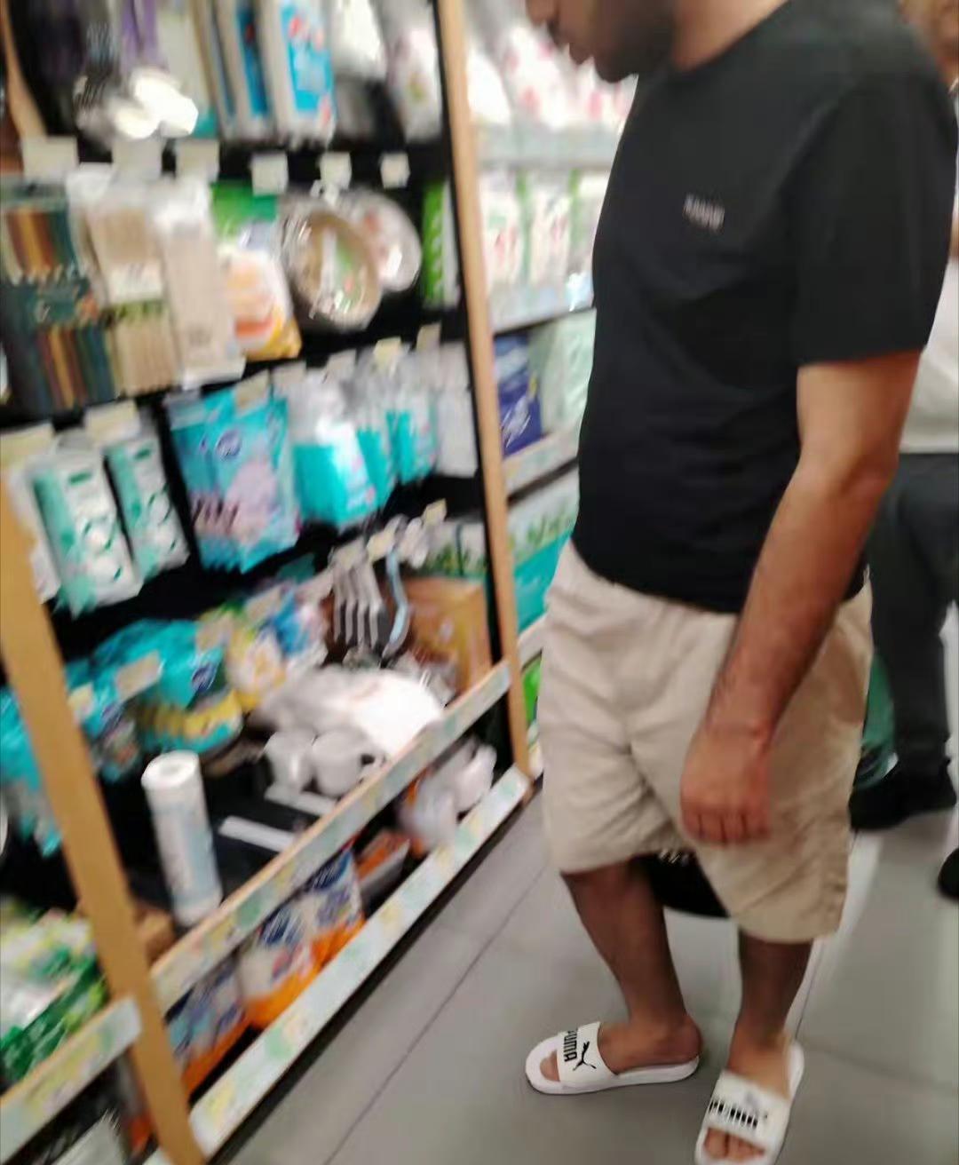 两个印度人在超市买了一堆东西，到柜台结账的时候要300多元，他们觉得太贵了，于是
