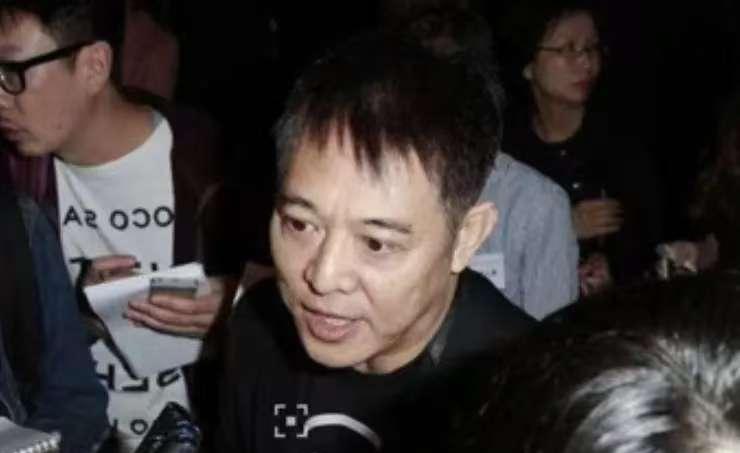 1994年，日本记者质问李连杰：“南京大屠杀死了30万人，你们一个个数的吗？”面