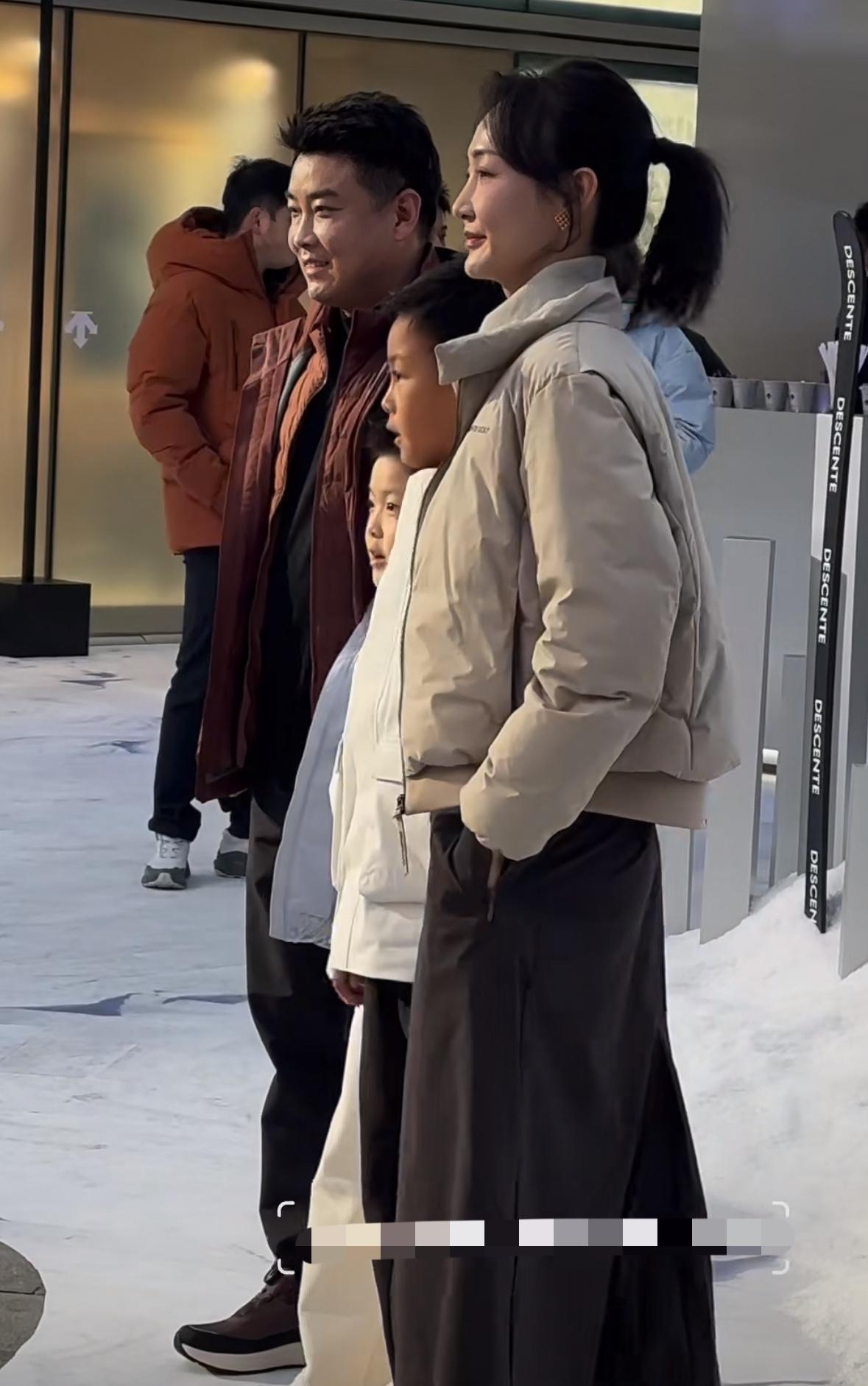 12月17日王皓携家人一起出席活动香港总决赛结束，王皓指导回来带着妻儿参加