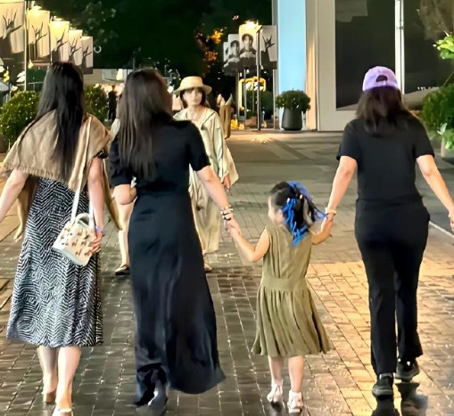 刘亦菲和朱珠带着女儿在三里屯逛街的画面。7月19日，有位网友在北京三里屯偶遇刘亦