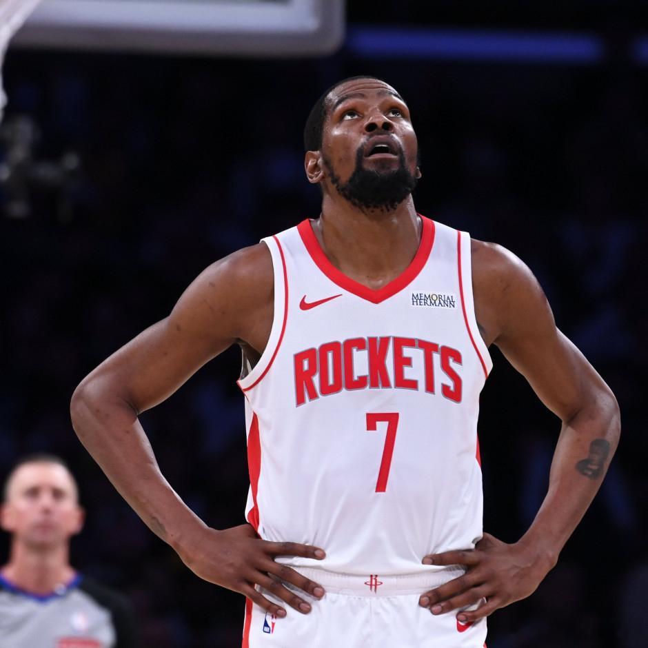 杜兰特总得分排在NBA历史第五，想超越贾巴尔到第二还差将近5800分，按目前节奏