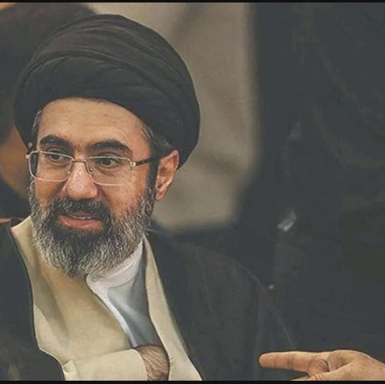 哈梅内伊的次子穆杰塔巴，传闻中精神领袖的接班人。他的心情好沉重，肩上的担子也很