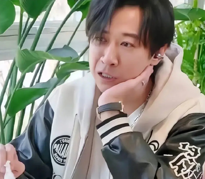 反向带货第一人，第一次见品牌要求节目打马赛克的。真心建议张维伊赶紧去换个发型