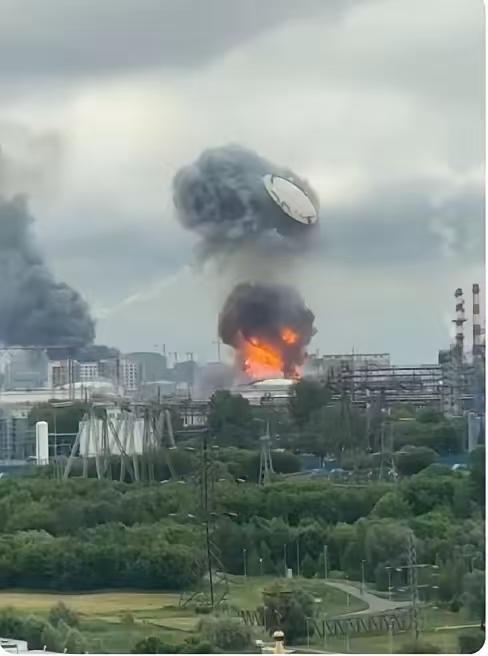 前脚泽连斯基刚对白俄罗斯总统卢卡申科放出狠话，意思很明白：想把战火引到白俄罗斯去