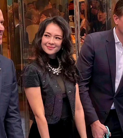 46岁的章子怡现身成都，素颜无修图的照片流出，展现出最真实的状态，完全没有修饰，