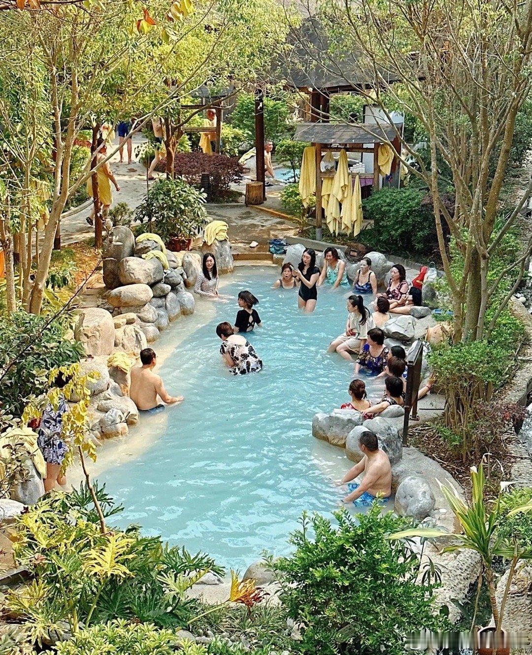 男子泡温泉时尿急，在水里排了一泡尿，没想到水面立刻冒出一团红色液体，这可把男子吓