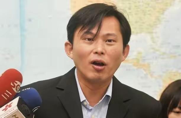 民众党主席黄国昌说，“台湾人不必承认自己是中国公民，从文化和种族方面来讲，你的阿