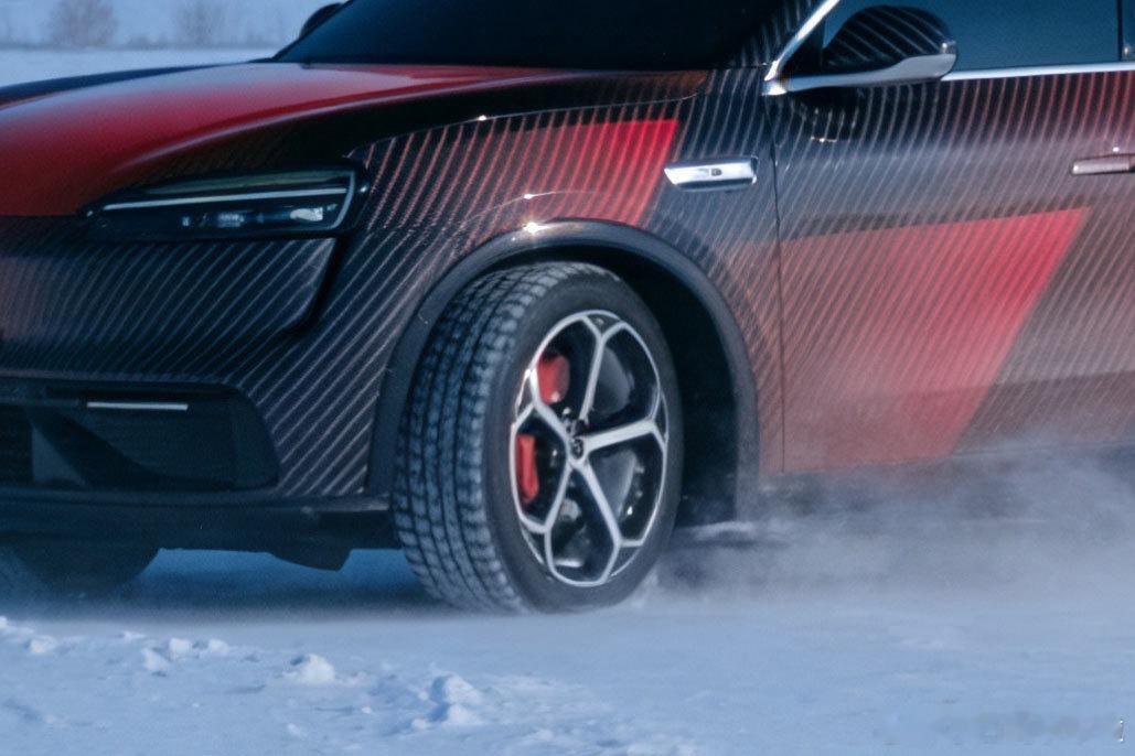 问界M6又来一个新的配色和轮毂造型，那就是图一图二这组图。这样看问界M6