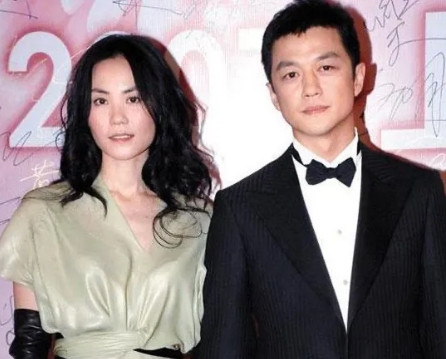 2013年，王菲向李亚鹏提出离婚后搬出去。李亚鹏称：我要的是一个家庭，而你注定是