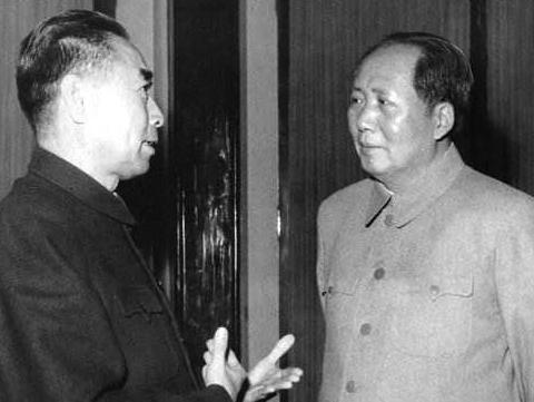 毛主席曾经当面对周总理说：你领导的那个南昌起义，做错了这是什么情况呢？周总理笑着