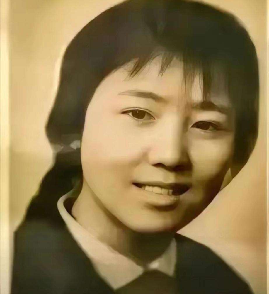 1972年，泥瓦匠张复生迎娶了女知青乔献华。新婚夜，他发现妻子的腰很粗，面对他的