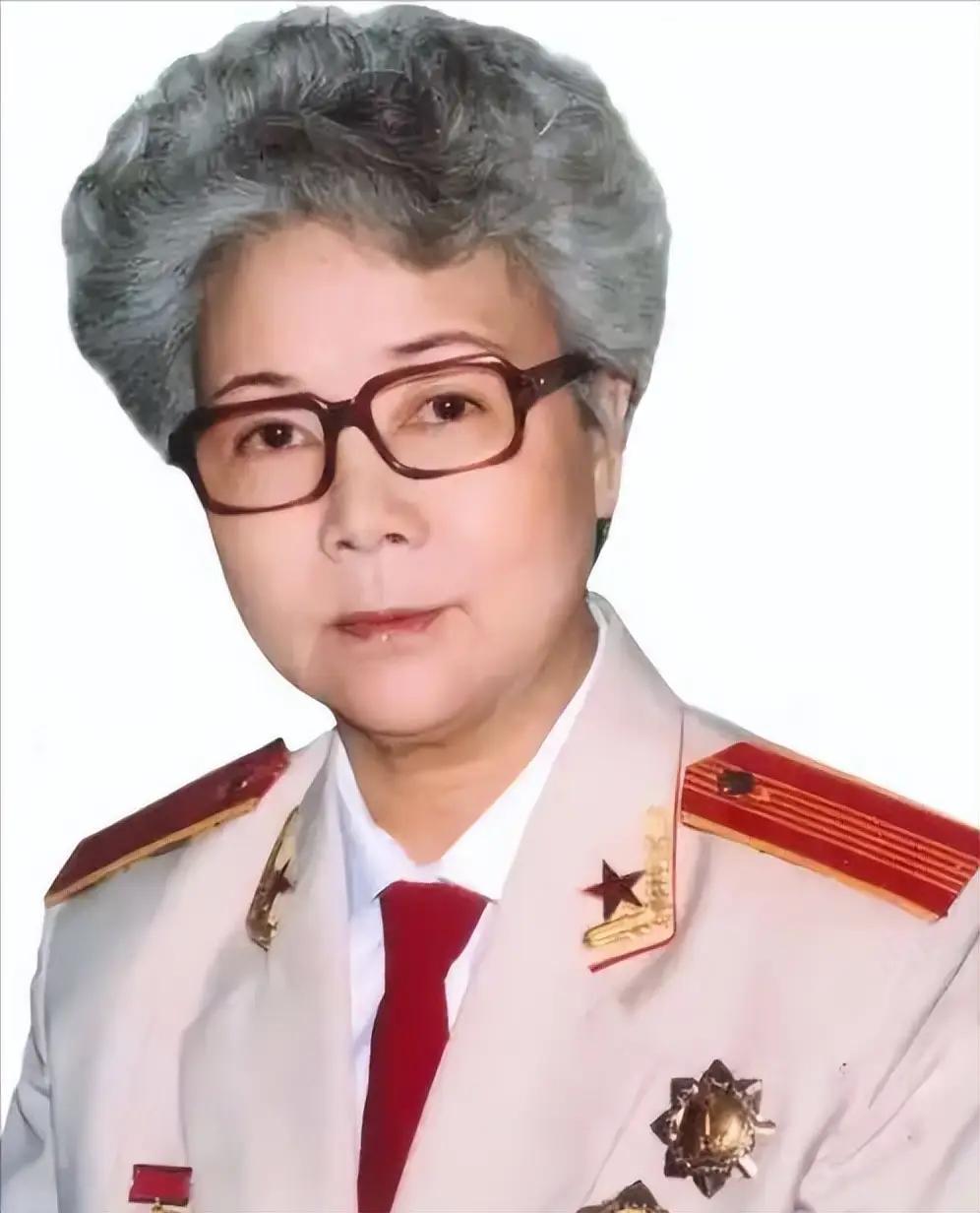 每月三万多的正军级离休工资，老艺术家田华却过得像个苦行僧，每月生活费卡在一千块以