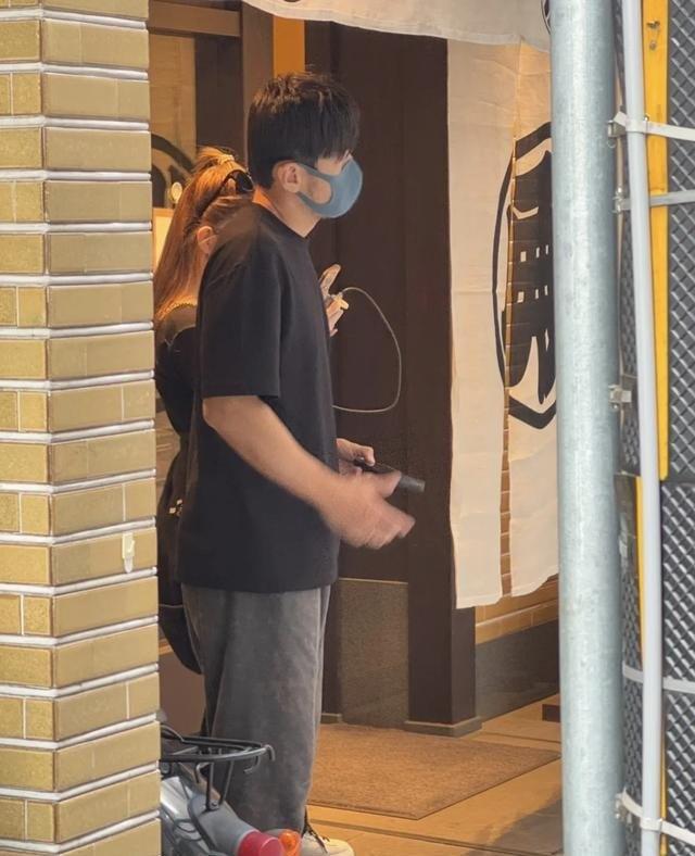 47岁周杰伦带昆凌日本度假被偶遇，穿低档裤被吐槽像大叔，昆凌染黄毛背影身材走样，网友：潮流天王咋变这