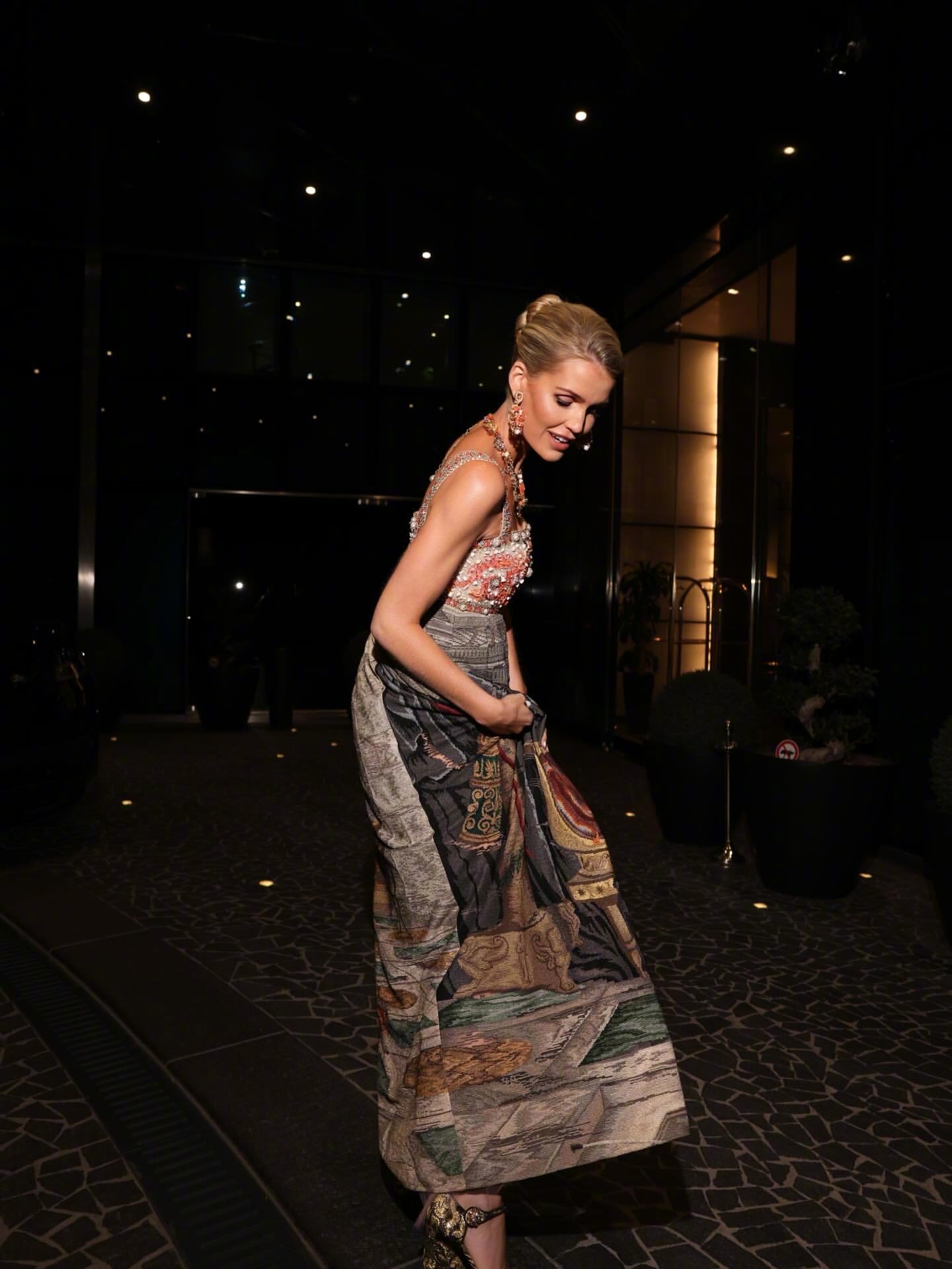 出席摩纳哥玫瑰舞会的姬蒂·斯宾塞（戴安娜王妃弟弟的女儿），穿了一条以珊瑚、晶体与