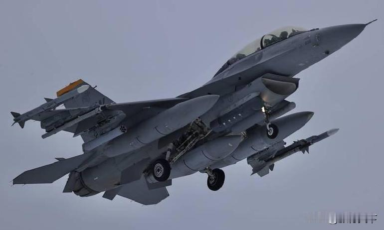 乌克兰东部战局骤变！俄乌空中激战后，乌军F-16频动挑翻俄军防线来源:纸飞机