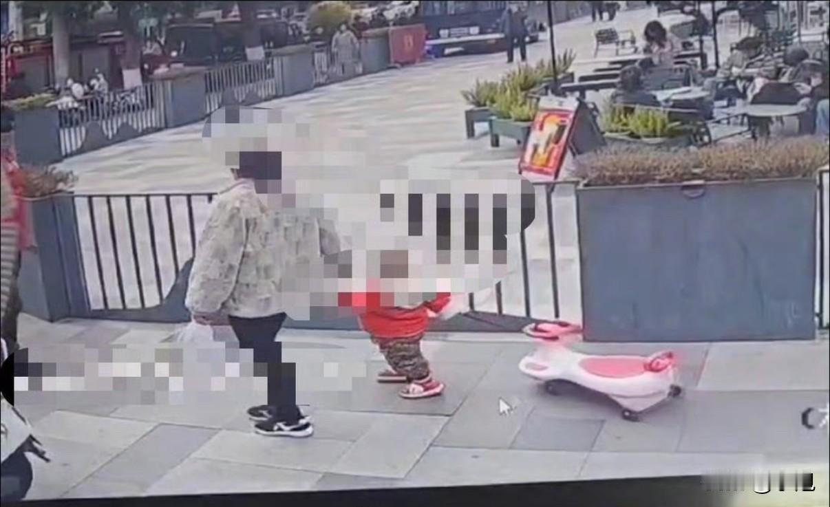 2岁娃被索赔27万！老人跨扭扭车摔成九级伤残，法院终审判决反转就因为一辆儿童