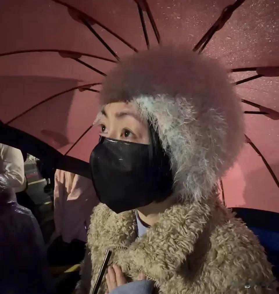 徐熙娣近日晒出和徐妈妈一起跨年的作照片，母女二人的眼神虽然没有流泪却透着深不见底