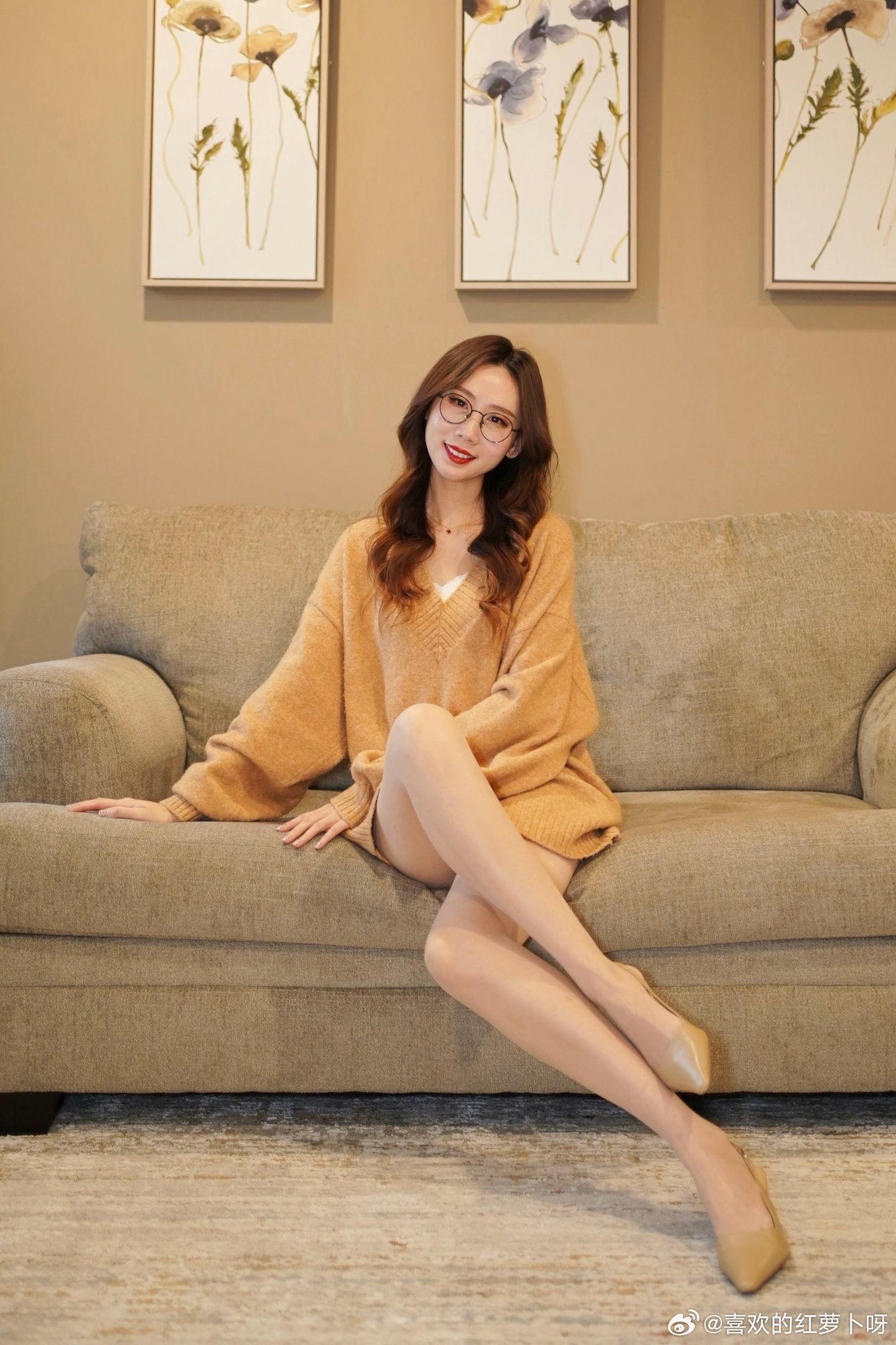 戴眼镜穿丝袜，眼神格外迷人~