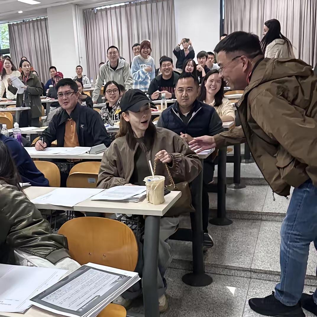 难怪女明星都扎堆去读什么商业管理学院，因为她们想要结交富豪简直太容易了。你看