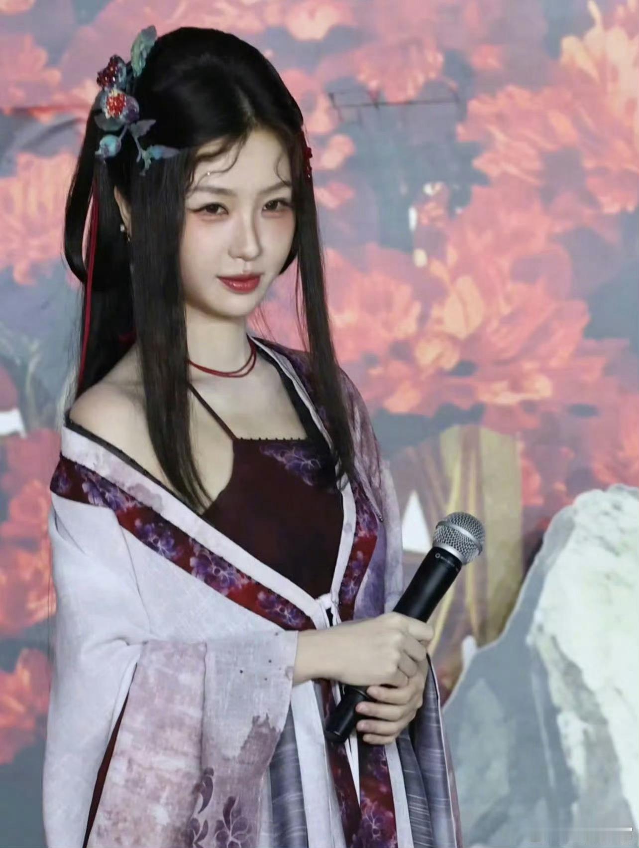 白鹿演蚌精vs虞书欣演蚌精天天抹黑我们小蚌精啊喜欢漏🐻漏屁股就老老实实演那个吧