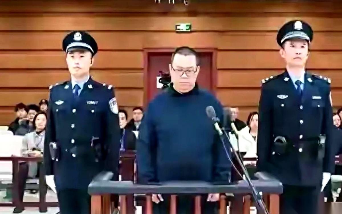 临死前，人问他骨灰放哪儿。他说，随便。儿子问，家里那几十个亿的信托咋办。他