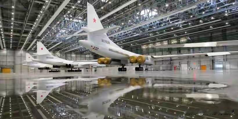 俄罗斯最新两架图160战略轰炸机服役！不得不说俄罗斯现在家底掏空也弄不出啥好东