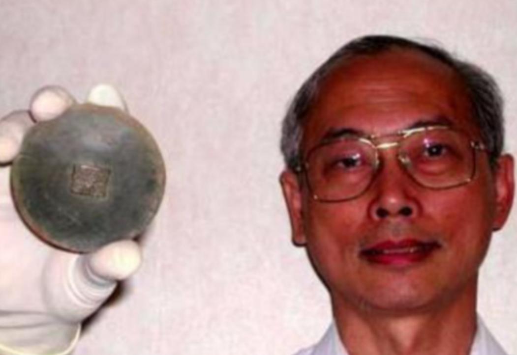 1985年，内蒙古科右中旗杜尔基苏木乌兰化嘎查的村民色吉拉胡，上面刻着6个中国字