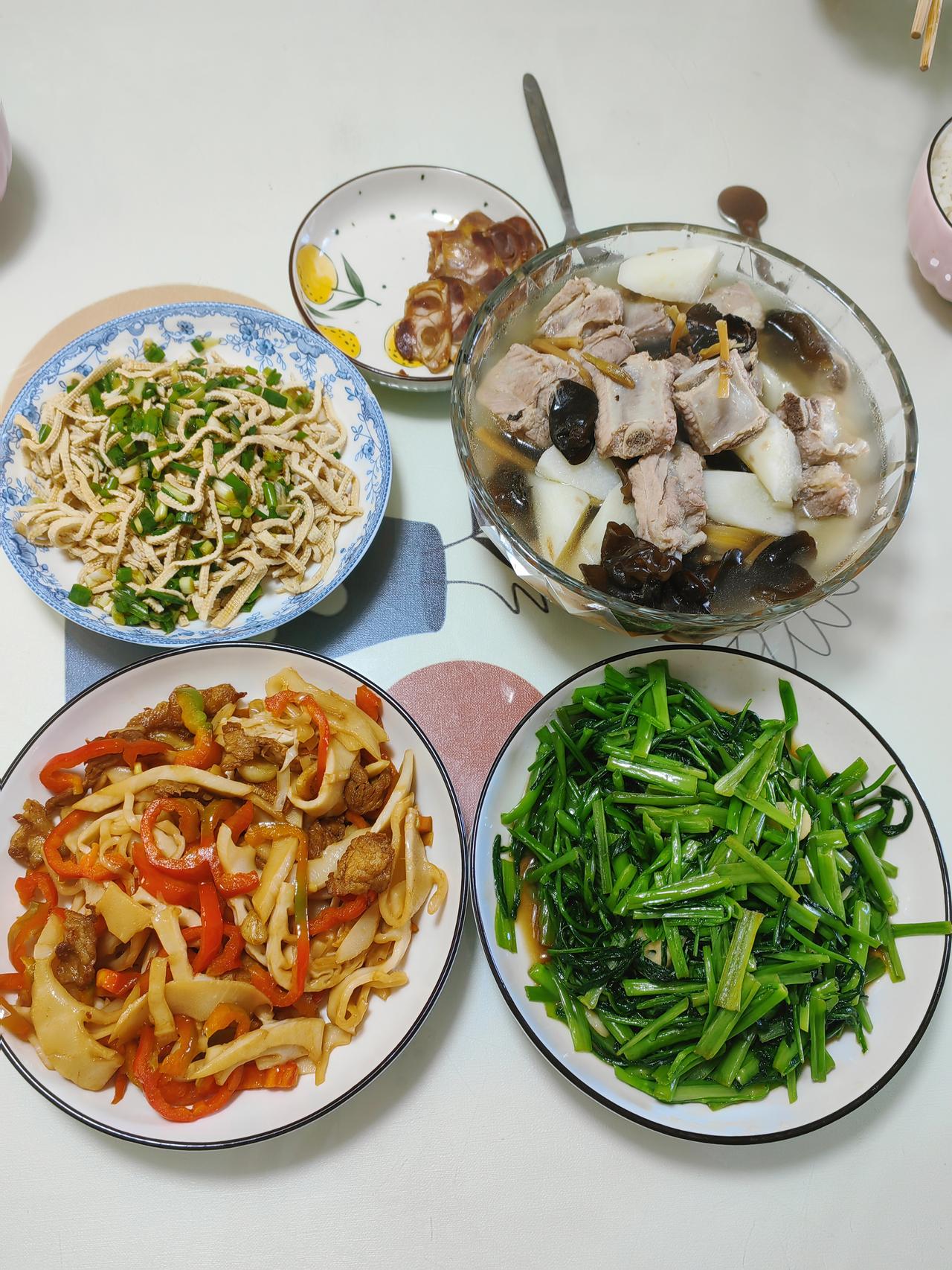 我跟老公一块儿在厨房做午饭，有感而发：当年我要是胆大点，何愁找不到好对象！我
