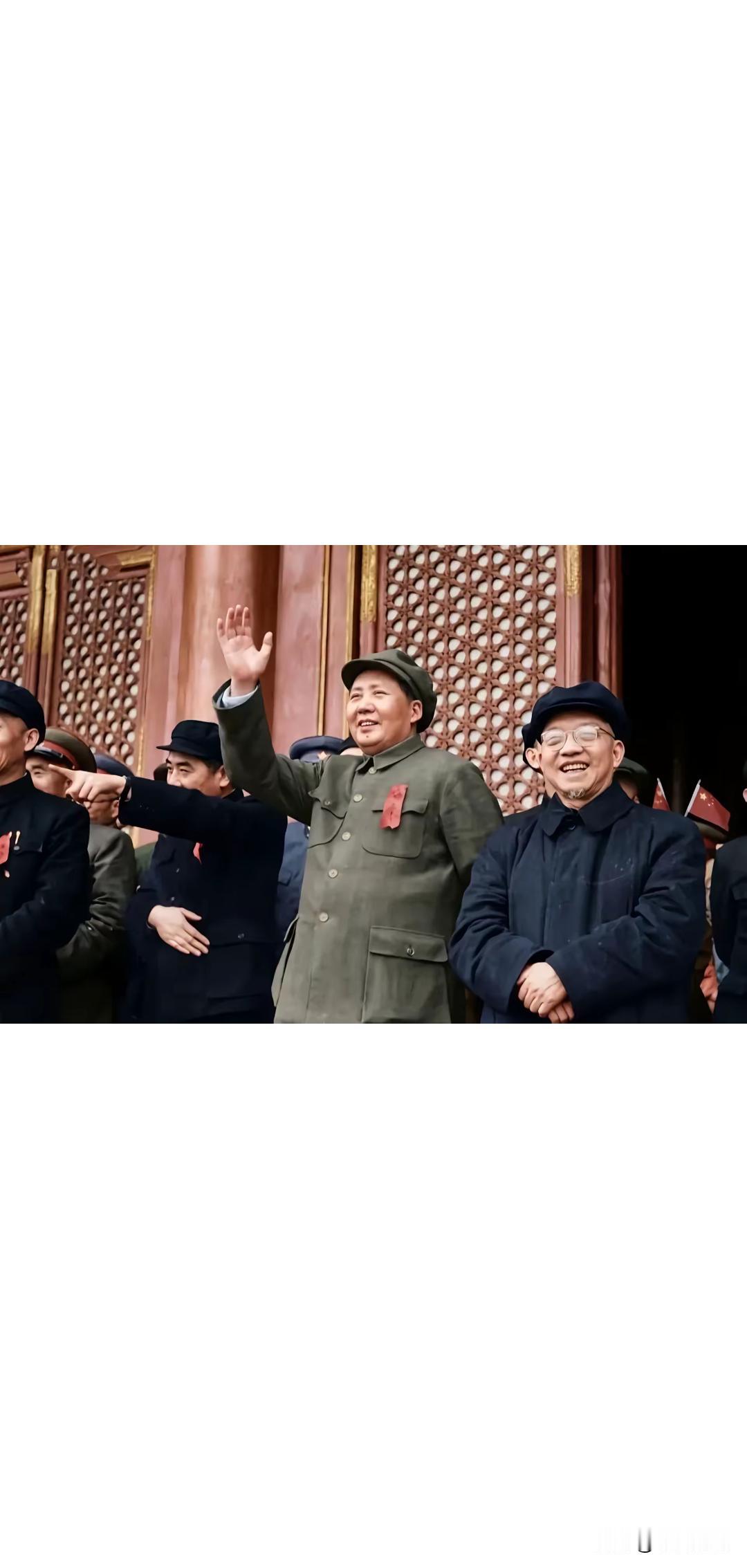 我们说毛主席万岁，他却说人民万岁！那些小人为抬高自己，贬低伟人，无所不用其极！
