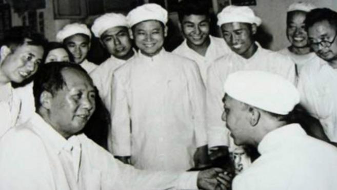 1958年8月13日上午，毛泽东视察完南开大学和天津大学校办工厂，就走进长春道的