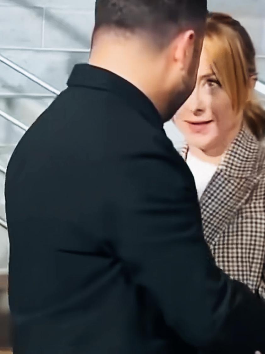 梅洛尼看泽连斯基这眼神是不是有点夸张啊？梅洛尼又展现了自己特有的翻白眼🙄式眼