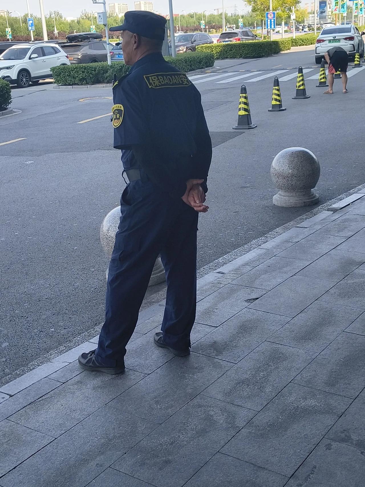 他今年60多岁了，在天津滨海新区SM广场当保安。按他的话说，可以了每个月有35