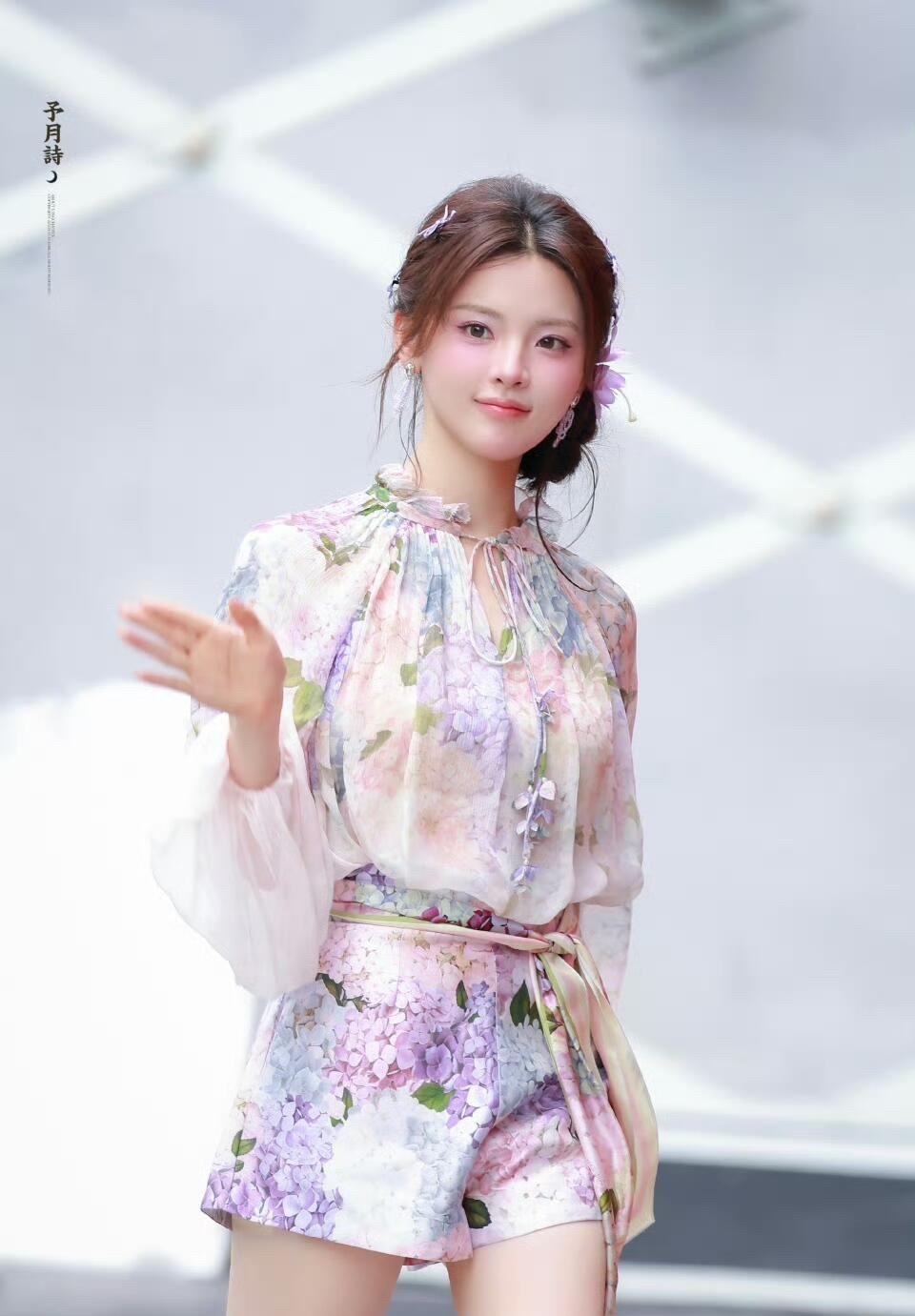 杨超越这身造型清新灵动，像林间小鹿般自然灵动，裙摆摇曳间带着几分俏皮。这种不刻意