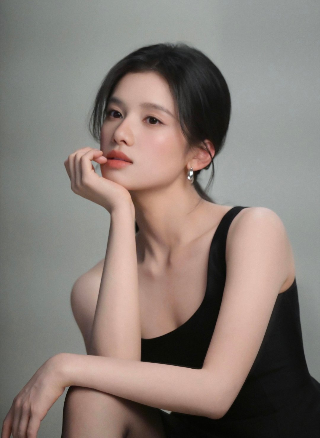 美到让人忽视穿的是家居服，张婧仪这张脸还是太权威了