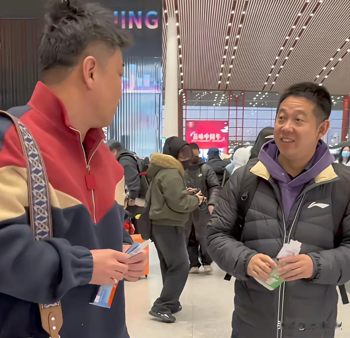 据说王皓旁边的这位教练，是林诗栋的主管教练！这次海口亚洲杯，王建军教练也