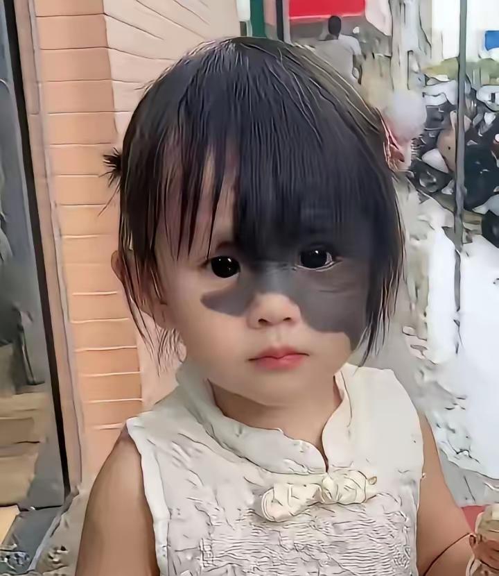 这个小姑娘，天生自带灵气，就算脸上有胎记，也丝毫影响不了她本身的好看一双眼