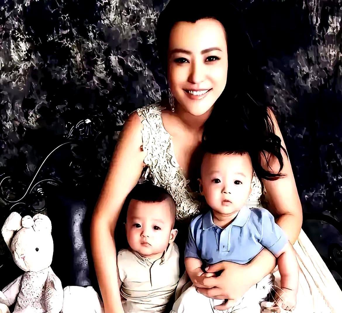 韩红当众抢郝蕾的双胞胎儿子韩红录节目时突然伸手，对着镜头喊郝蕾，把你家二宝