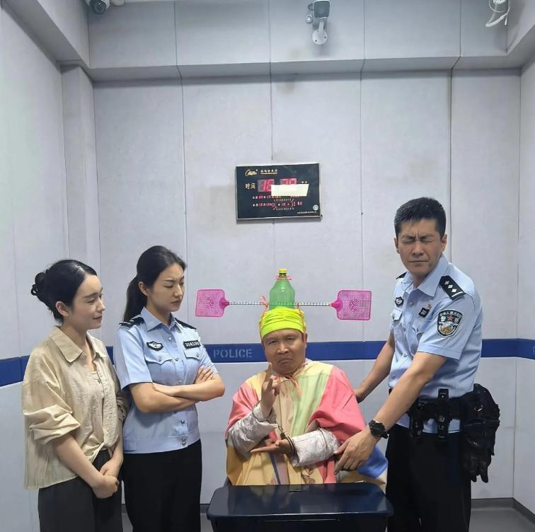 遇到这种人，警察最无奈了，没犯法又不能带走，关键带走都不知道放哪去